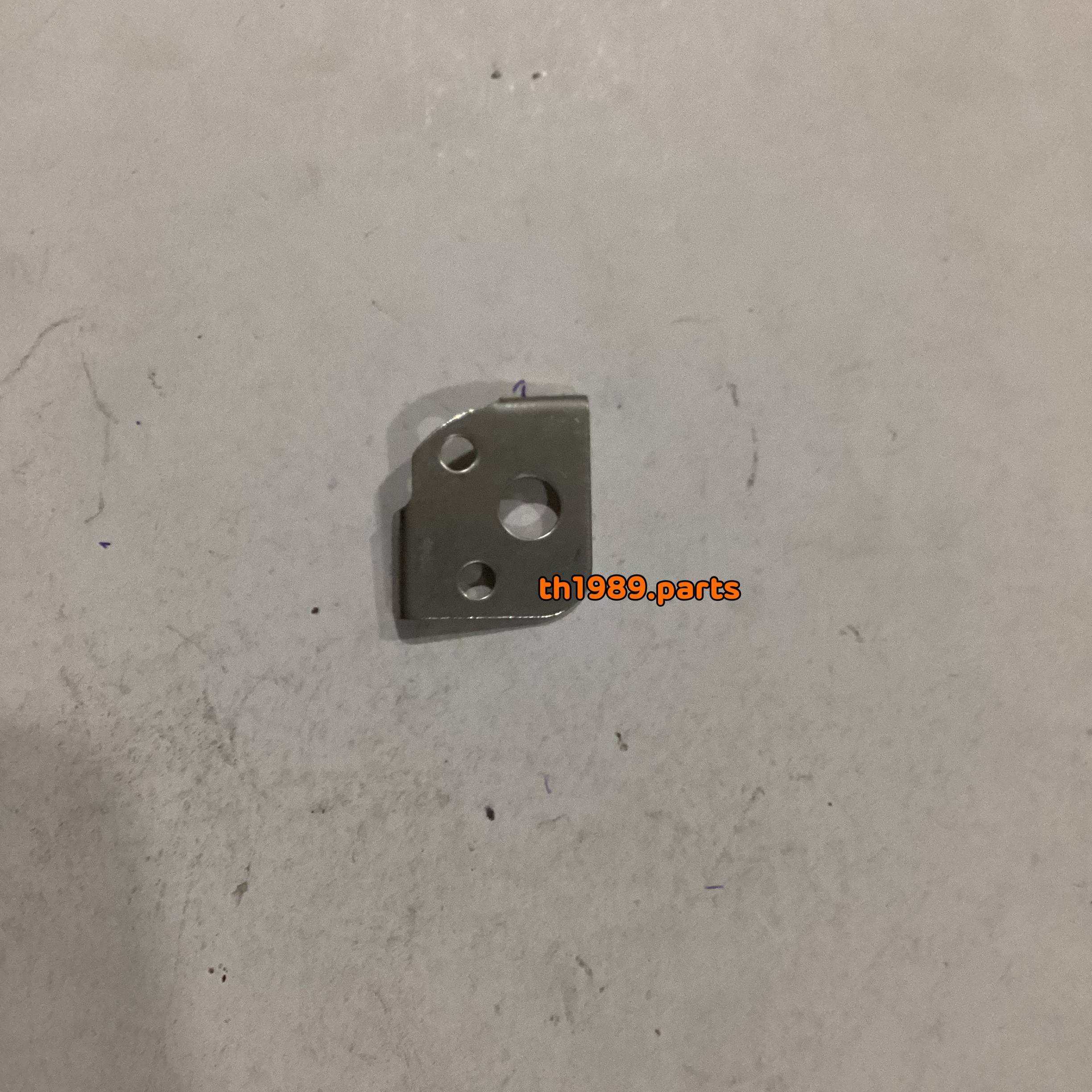 เหล็กรองพักเท้า ข้างขวา (อันละ) รุ่นที่ใช้ FU150SC-C สำหรับรุ่น อะไหล่แท้ SUZUKI 43816-33E21-000