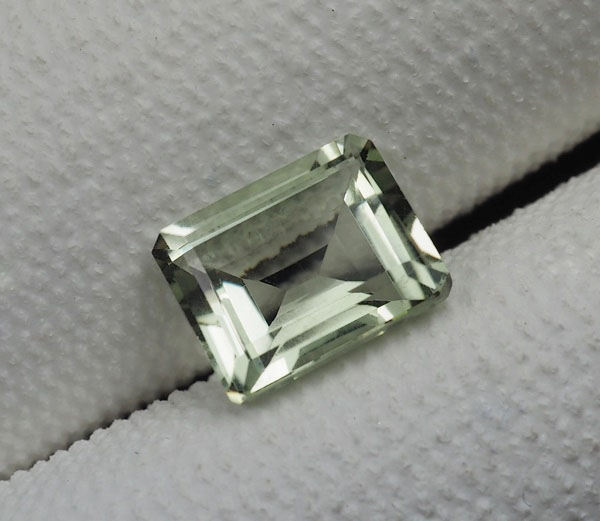 โทปาสพลอยสีเขียวอ่อน (Green Topaz) 2.55 กะรัต