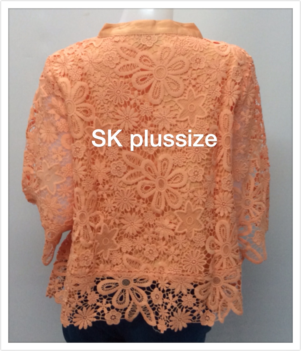 เสื้อลูกไม้ทรงเอ คอจีน แขน 3 ส่วน สีส้ม รอบอก 44 นิ้ว