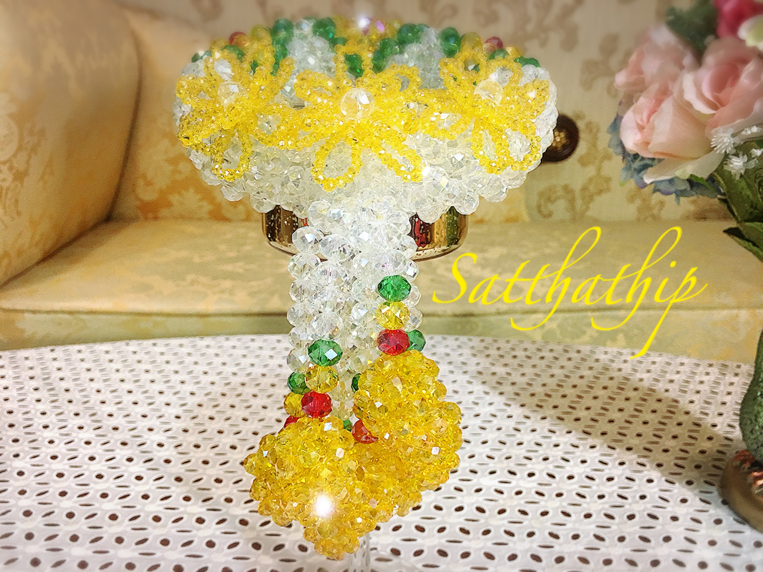 พวงมาลัยคริสตัล ยกดอก สีโทนขาว เหลือง - Crystal Garland