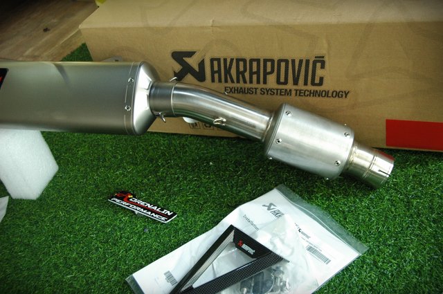 Akrapovic Slip-On WSBK trackday สำหรับ CBR1000RR-R 2021+ (For Exhibition only)