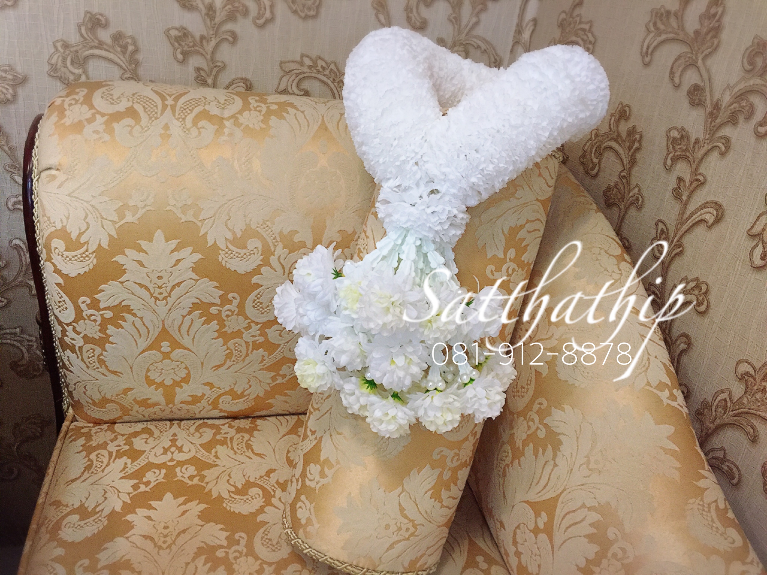 พวงมาลัยผ้า ดอกคาเนชั่น (ร้อยด้วยกลีบ) สีขาว - พวงมาลัยผ้า - Fabric garland