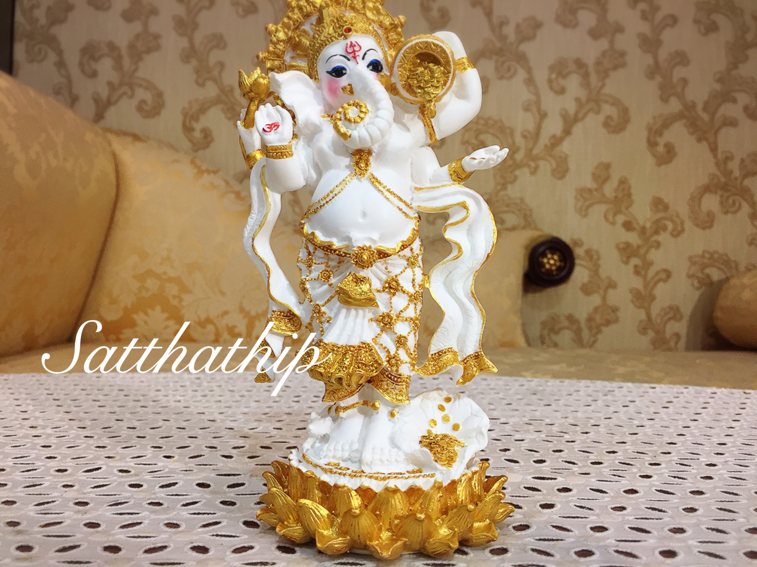 พระพิฆเนศ ปางประทานพร โปรยเงิน (เซรามิก) - Ganesha: Lord of Success
