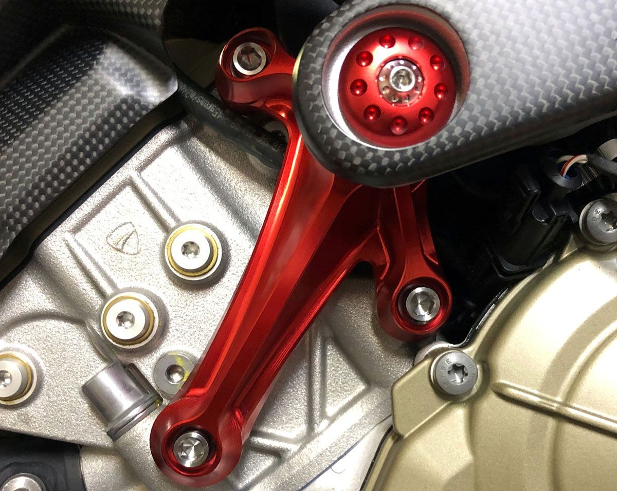 หูเครื่องฝั่งขวา motocorse สำหรับ Paniglae V4 2018+