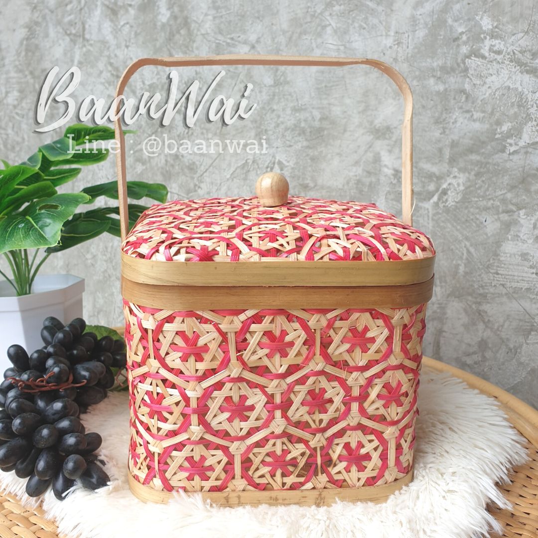 ปิ่นโตไม้ไผ่ ลายพิกุล ทรงเหลี่ยม หูพับ ขนาด 8*8*6 นิ้ว