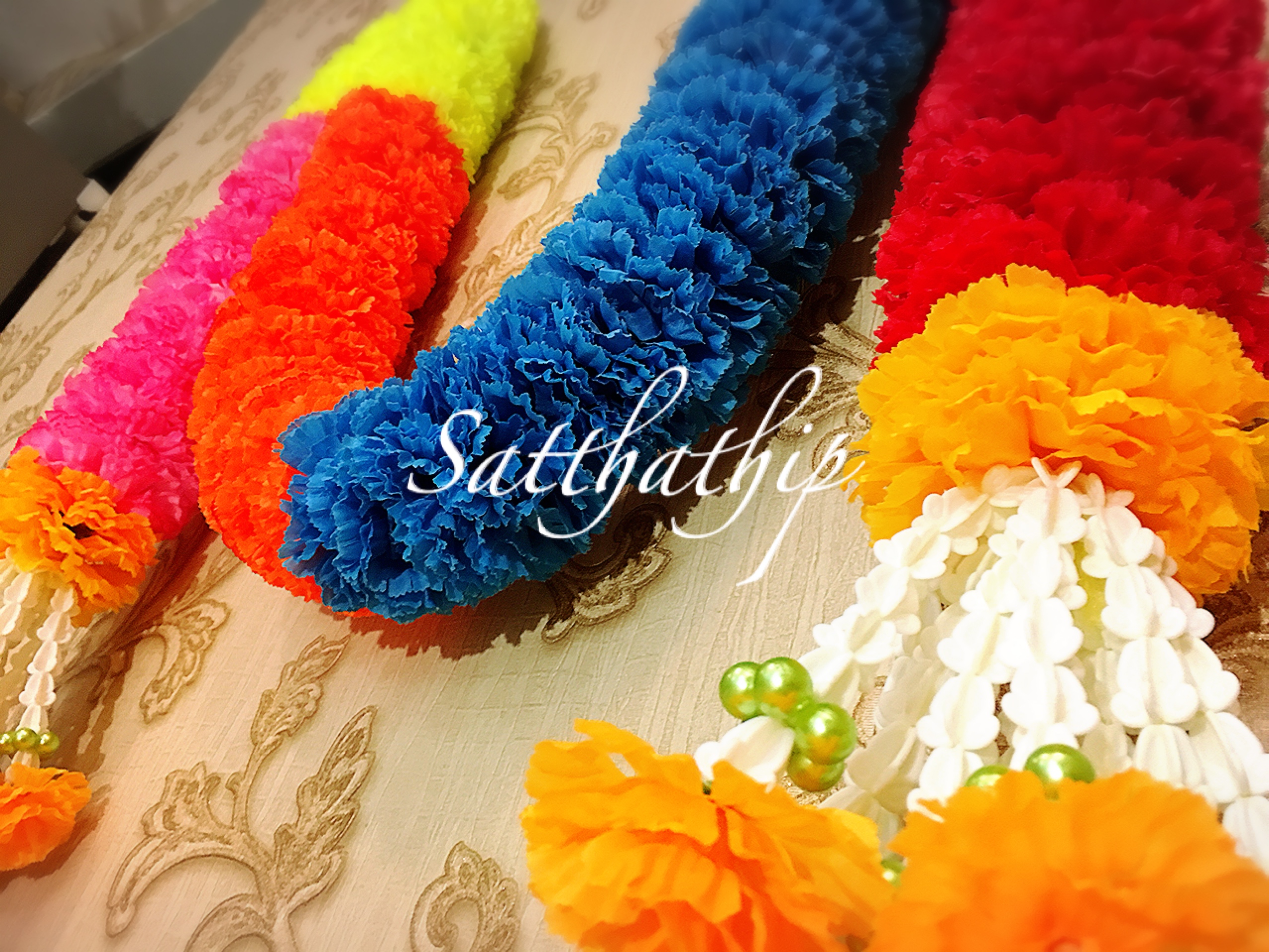 พวงมาลัยเจ็ดสีเจ็ดศอก/พวงมาลัยผ้าสองชาย [แบบตัดก้านดอก ร้อยแน่น 450 บาท/เมตร]