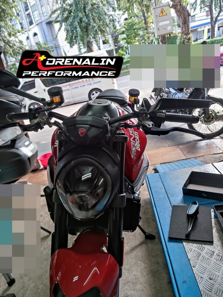 กระจกข้าง Rizoma รุ่น stealth สำหรับ Monster 937 ทำหน้าที่เป็นเหมือนสปอยเลอร์ สร้างแรงกด downforce