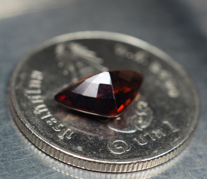พลอยโกเมน (Garnet) 1.62 กะรัตแดงสวย