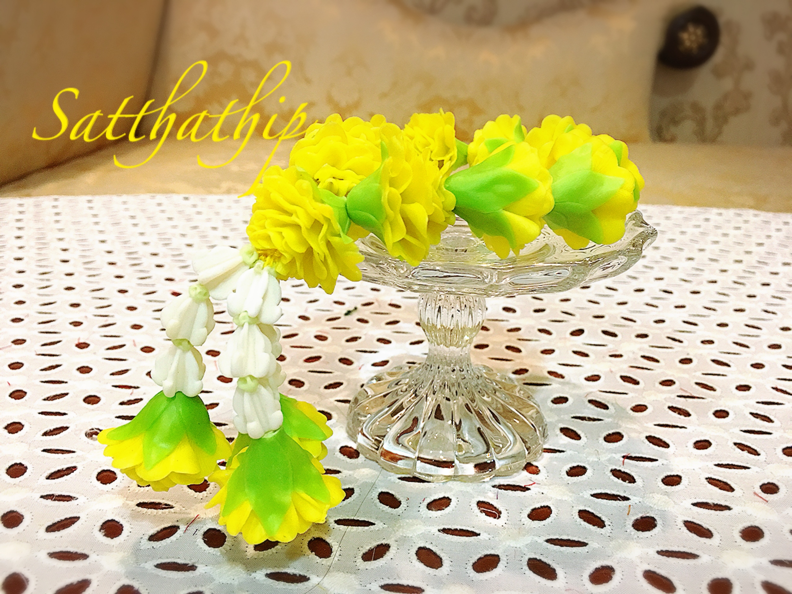 ชุดพวงมาลัยดอกดาวเรือง ประดิษฐ์จากดิน พร้อมพานแก้ว - Marigold garland - Marigold mala