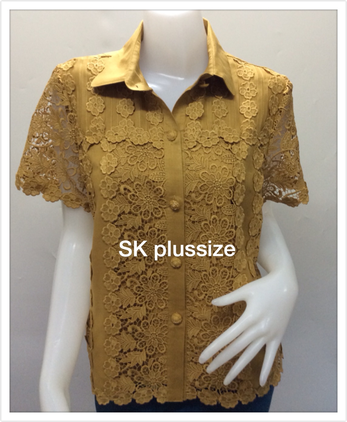 เสื้อเชิ้ตลินิน แต่งลูกไม้ แขนสั้น สีเหลืองทอง รอบอก 48 นิ้ว