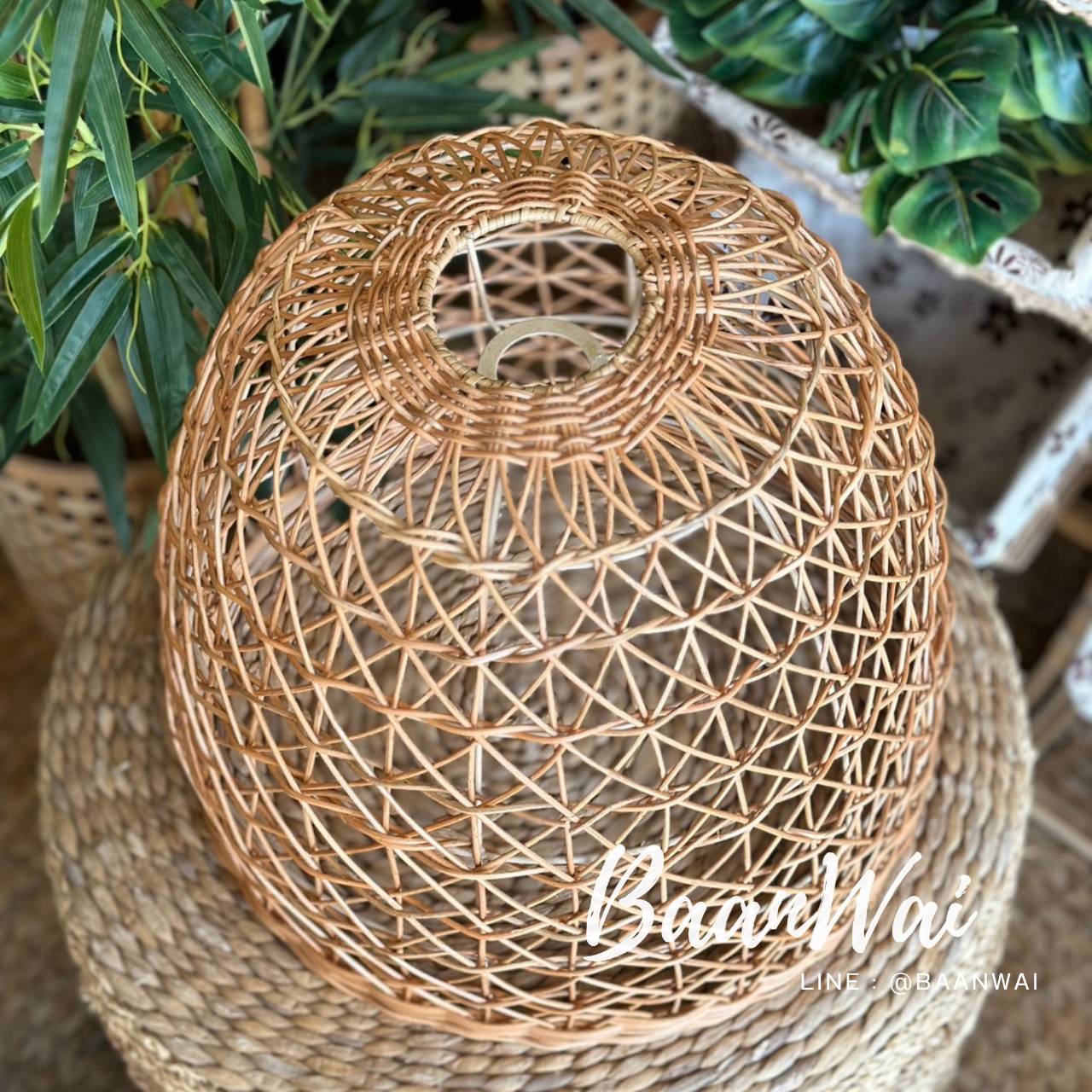 โคมไฟหวาย สานลายกากบาท ขนาด 40 * 40 cm