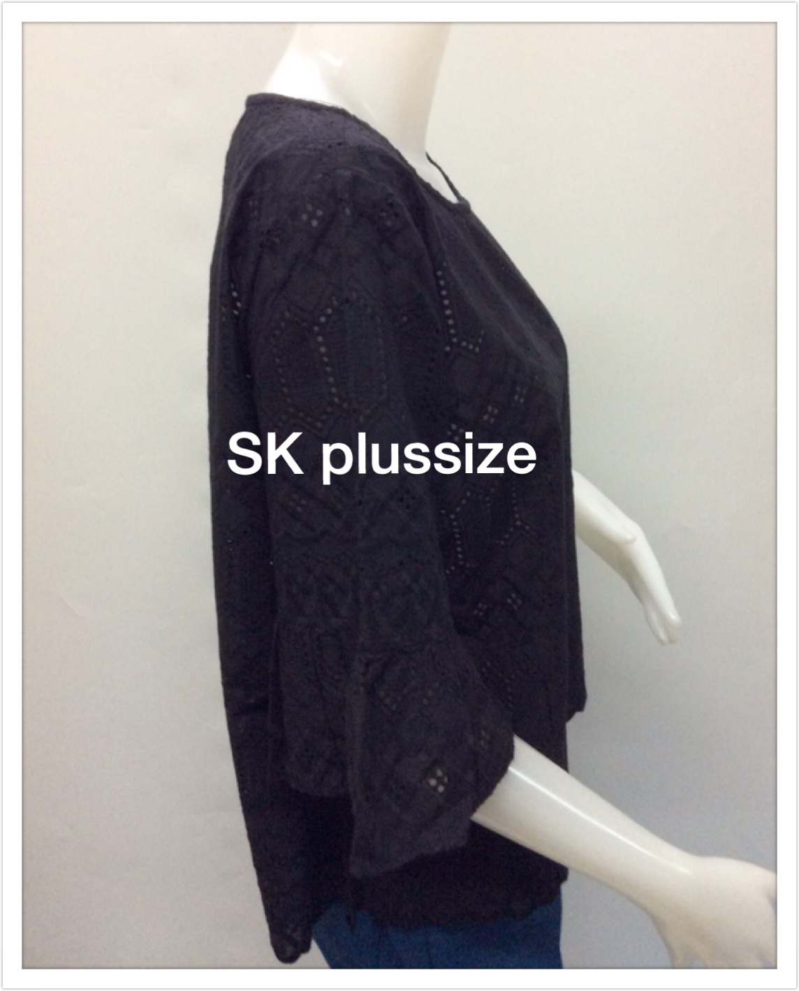 เสื้อคอตตอนฉลุ สีดำ คอปาด แขนต่อระบาย รอบอก 46 นิ้ว