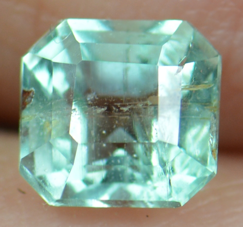 พลอยมรกตดิบ (Emerald) 0.65 กะรัต No oil