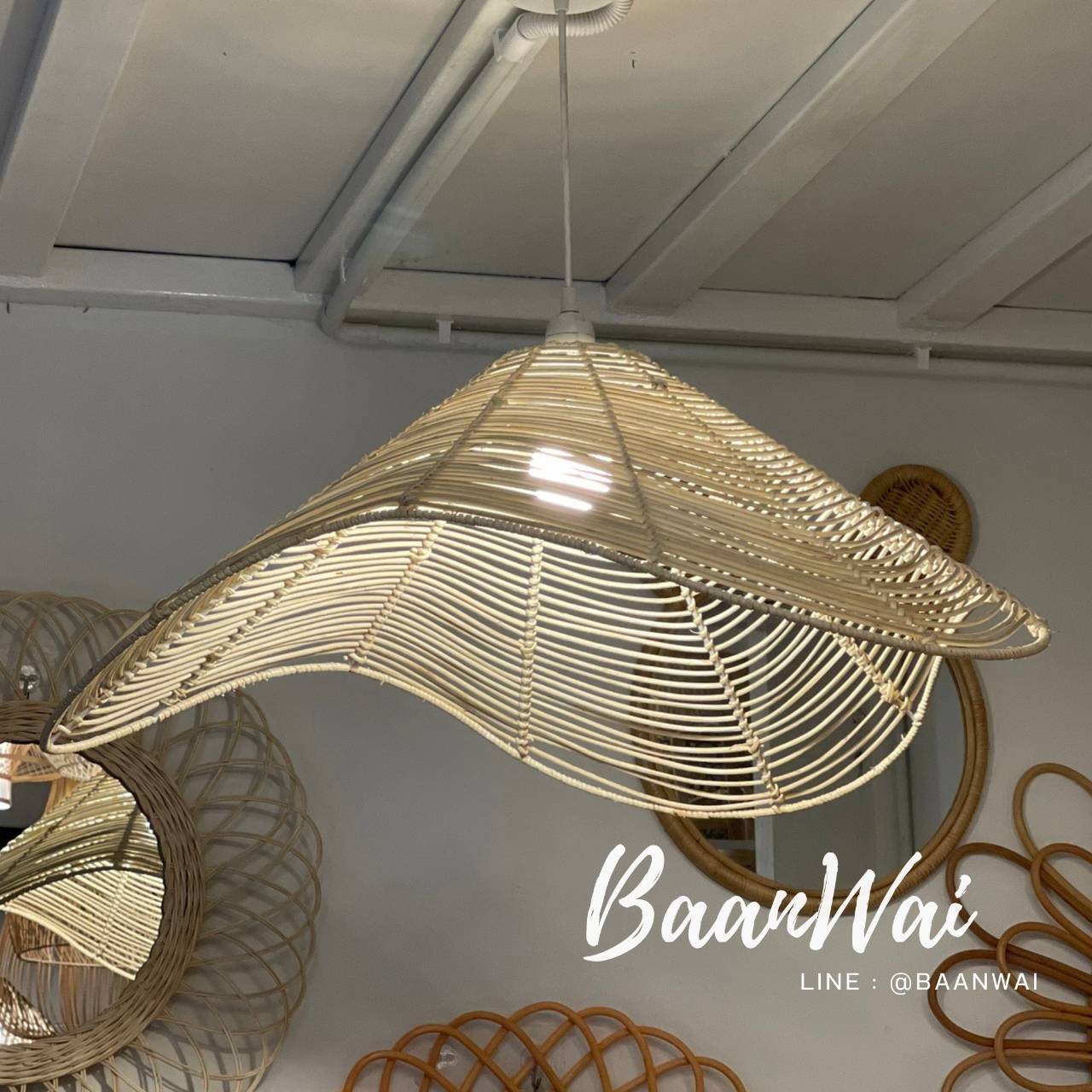 โคมไฟหวาย ทรงสามเหลี่ยม ขนาด 70*70*29 cm