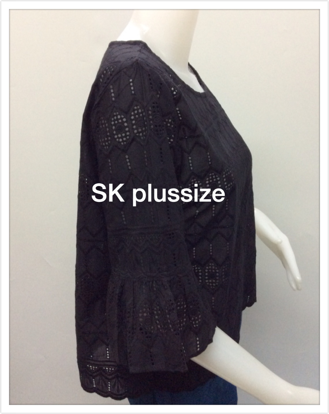 เสื้อคอตตอนฉลุ สีดำ คอปาด แขนต่อระบาย รอบอก 44 นิ้ว