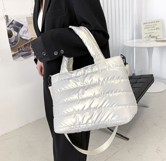 กระเป๋าบุนวม,กระเป๋าสะพายสำหรับผู้หญิง