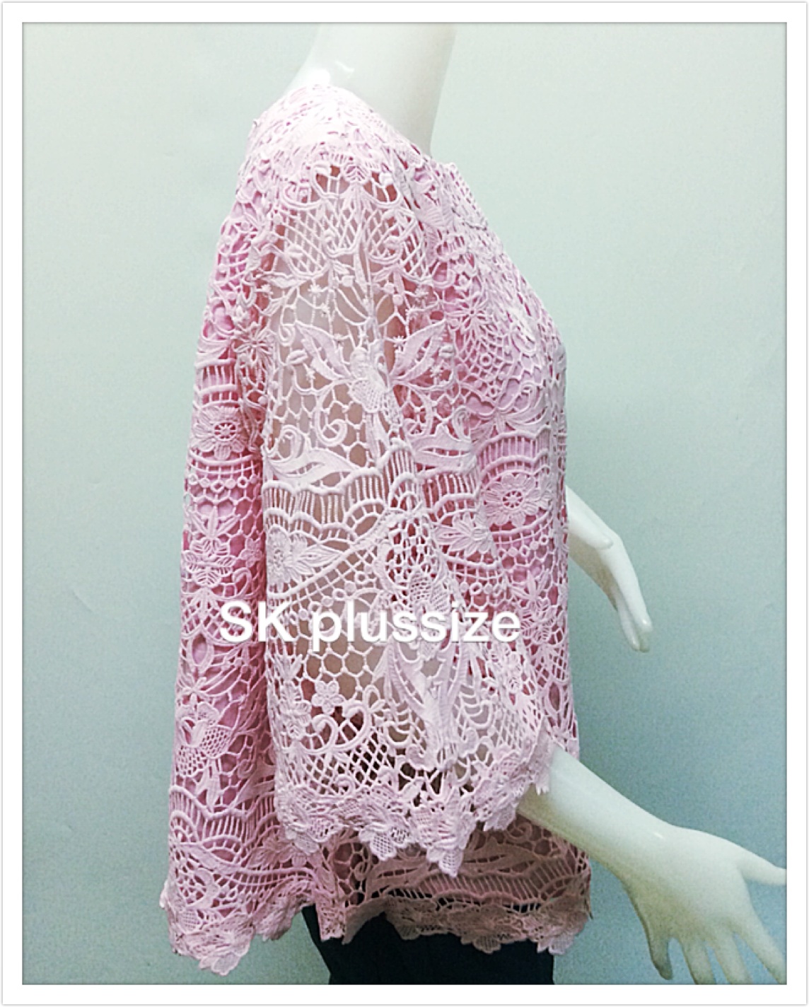 เสื้อลูกไม้ทรงเอ สีชมพู คอปาด แขนบาน 3 ส่วน รอบอก 48 นิ้ว