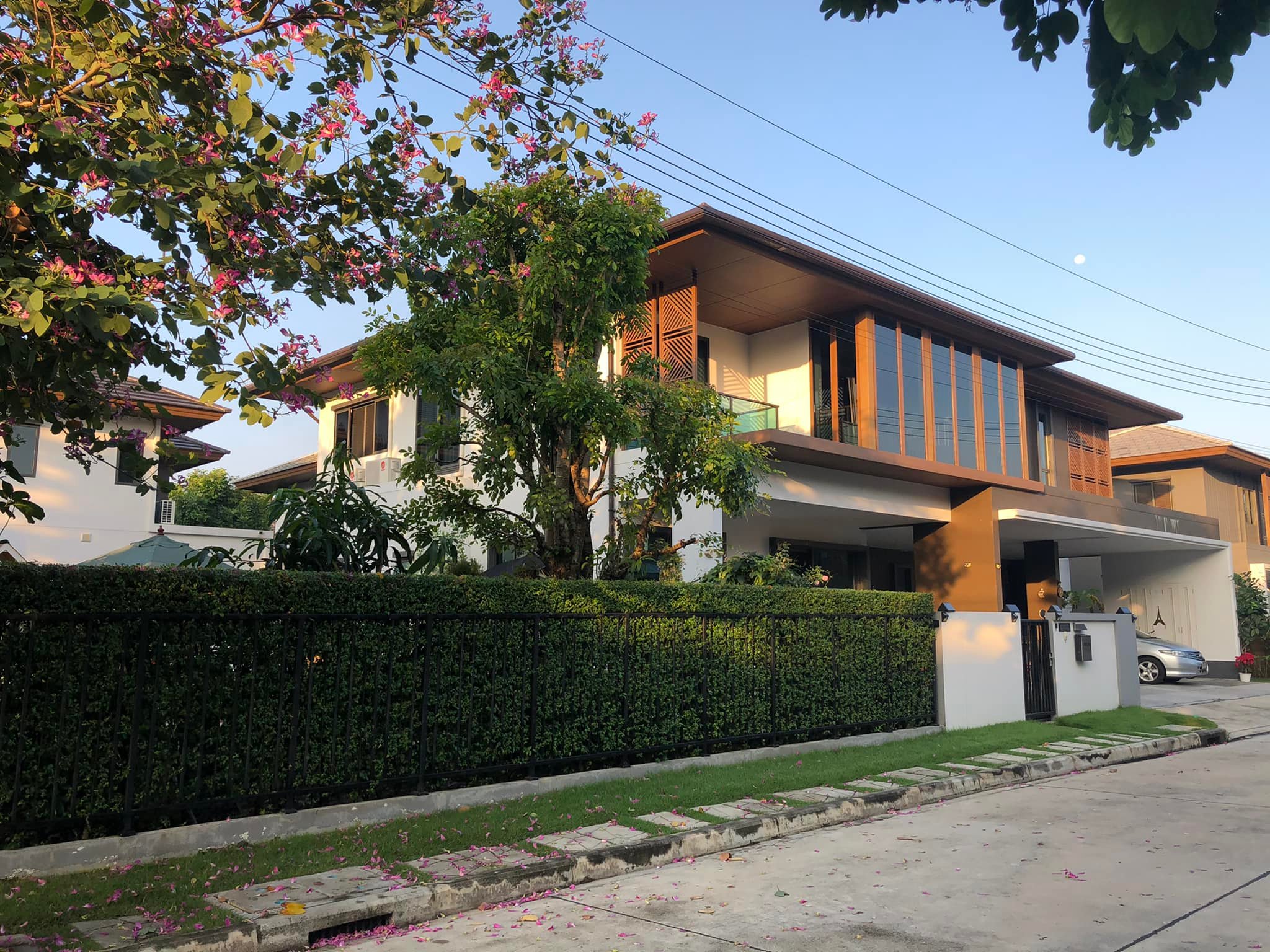 Burasiri Pattanakarn For Rent / Selling