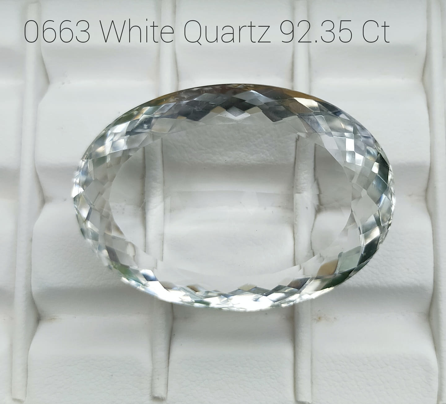 ควอร์ตสีขาวขนาดใหญ่ 92.35 กะรัต