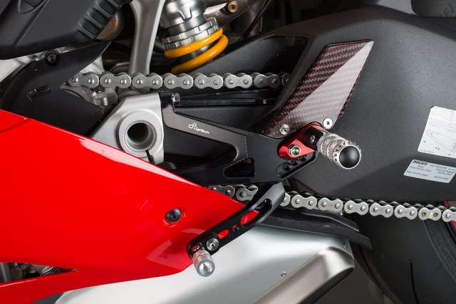 ชุดเกียร์ Lightech ( Adjustable Rearsets) สำหรับ Panigale V4