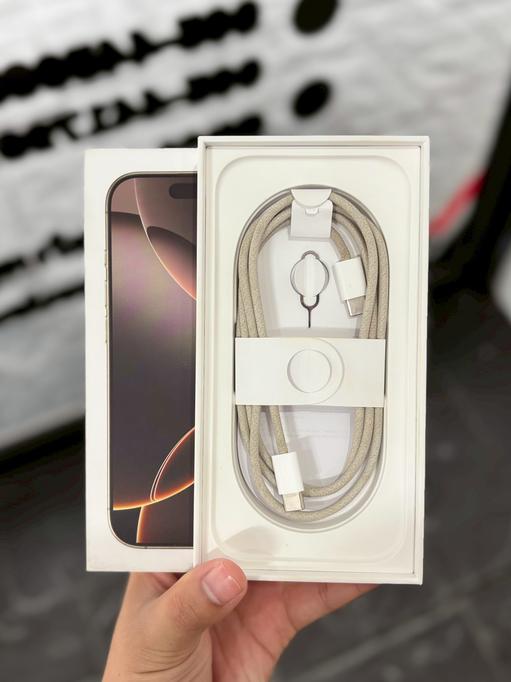 iPhone 16 Pro 256GB Desert Titanium