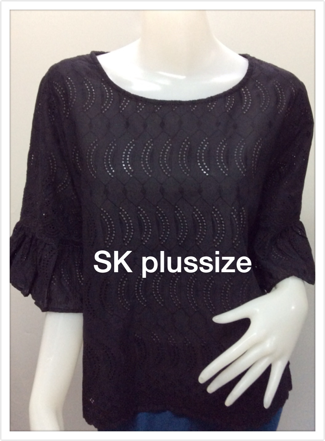 เสื้อคอตตอนฉลุ สีดำ คอปาด แขนต่อระบาย รอบอก 50 นิ้ว