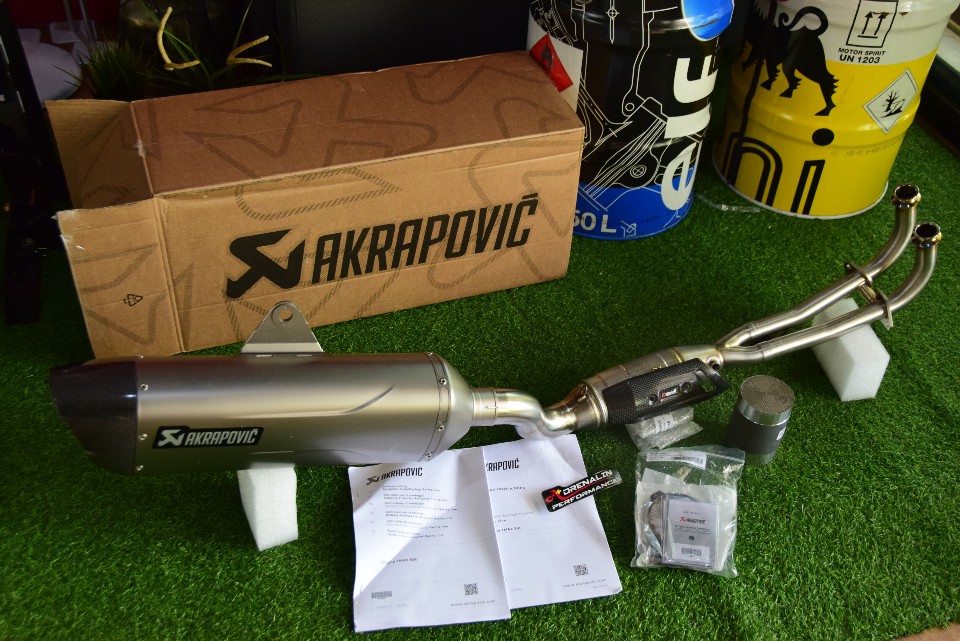 ท่อ Akrapovic full ไทเทเนียม ปลายทรงดาบ สำหรับ Tmax 560 2021+ (For Exhibition only)