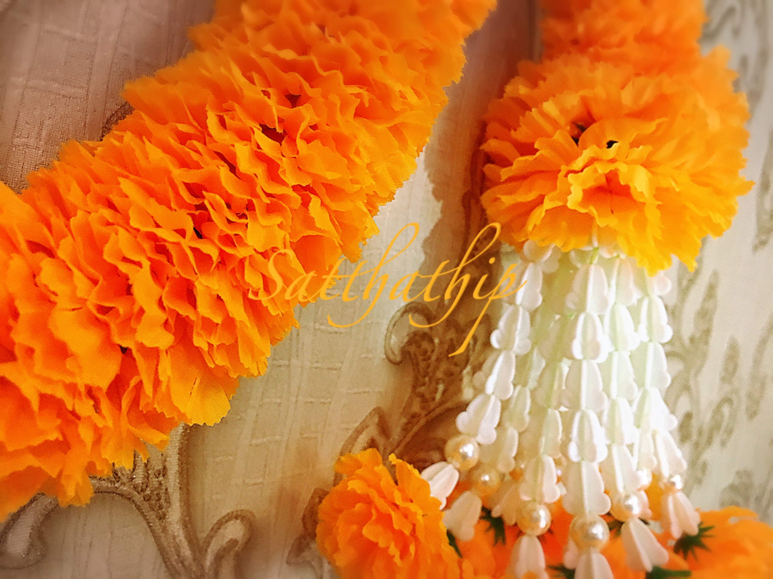 พวงมาลัยผ้าสองชาย [แบบตัดก้านดอกร้อยแน่น 400 บาท/เมตร]