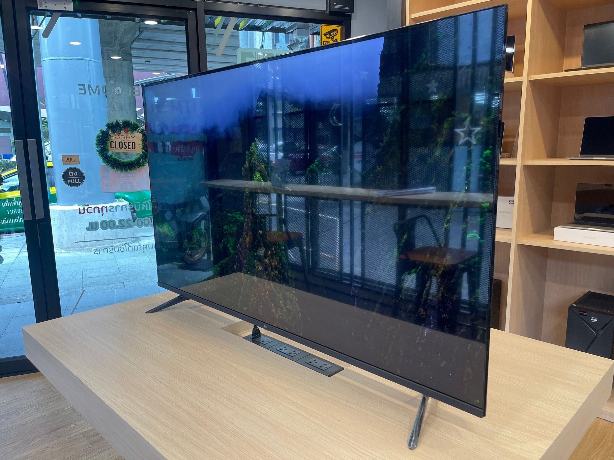 LG ทีวี 55UQ7050 สมาร์ททีวี 55 นิ้ว 4K UHD LED รุ่น 55UQ7050PSA.ATMQ