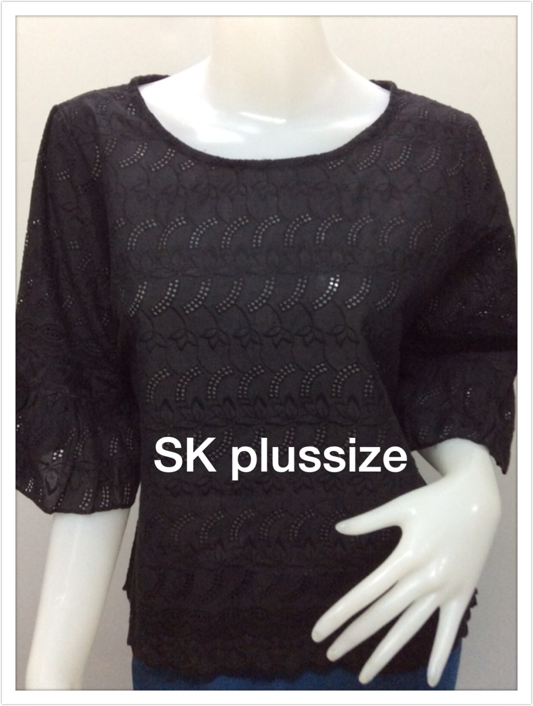 เสื้อคอตตอนฉลุ สีดำ คอปาด แขนต่อระบาย รอบอก 44 นิ้ว