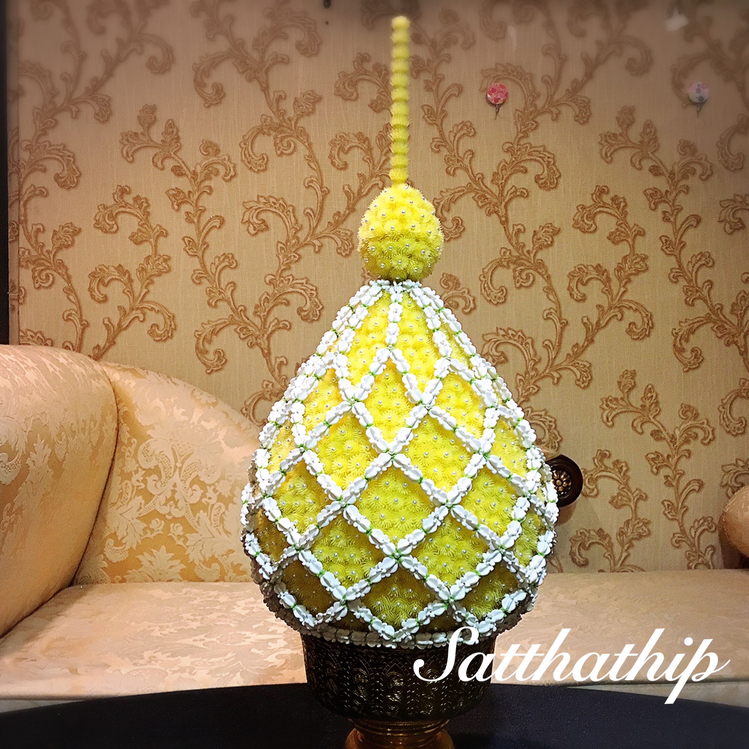 พานพุ่มดอกบานไม่รู้โรย คลุมตาข่ายดอกรักประดิษฐ์ - Phan bush