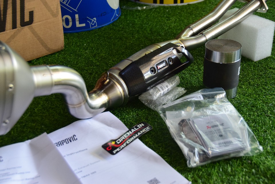 ท่อ Akrapovic full ไทเทเนียม ปลายทรงดาบ สำหรับ Tmax 560 2021+ (For Exhibition only)