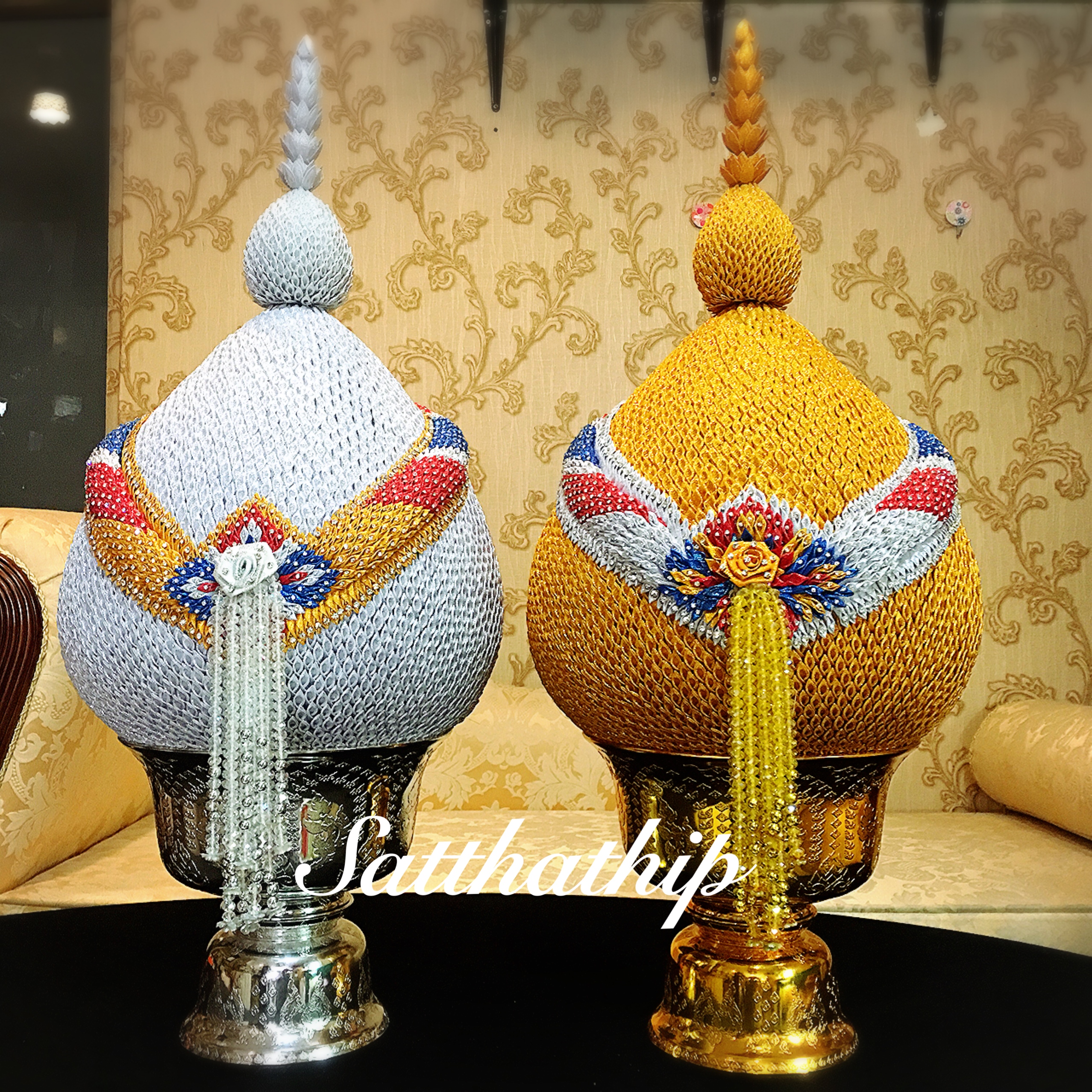 พานพุ่ม - พานพุ่มเงินทอง ประดับเกล็ดผ้าลายธงชาติ - พานพุ่มลายธงชาติ ประดับคริสตัล - Phan bush