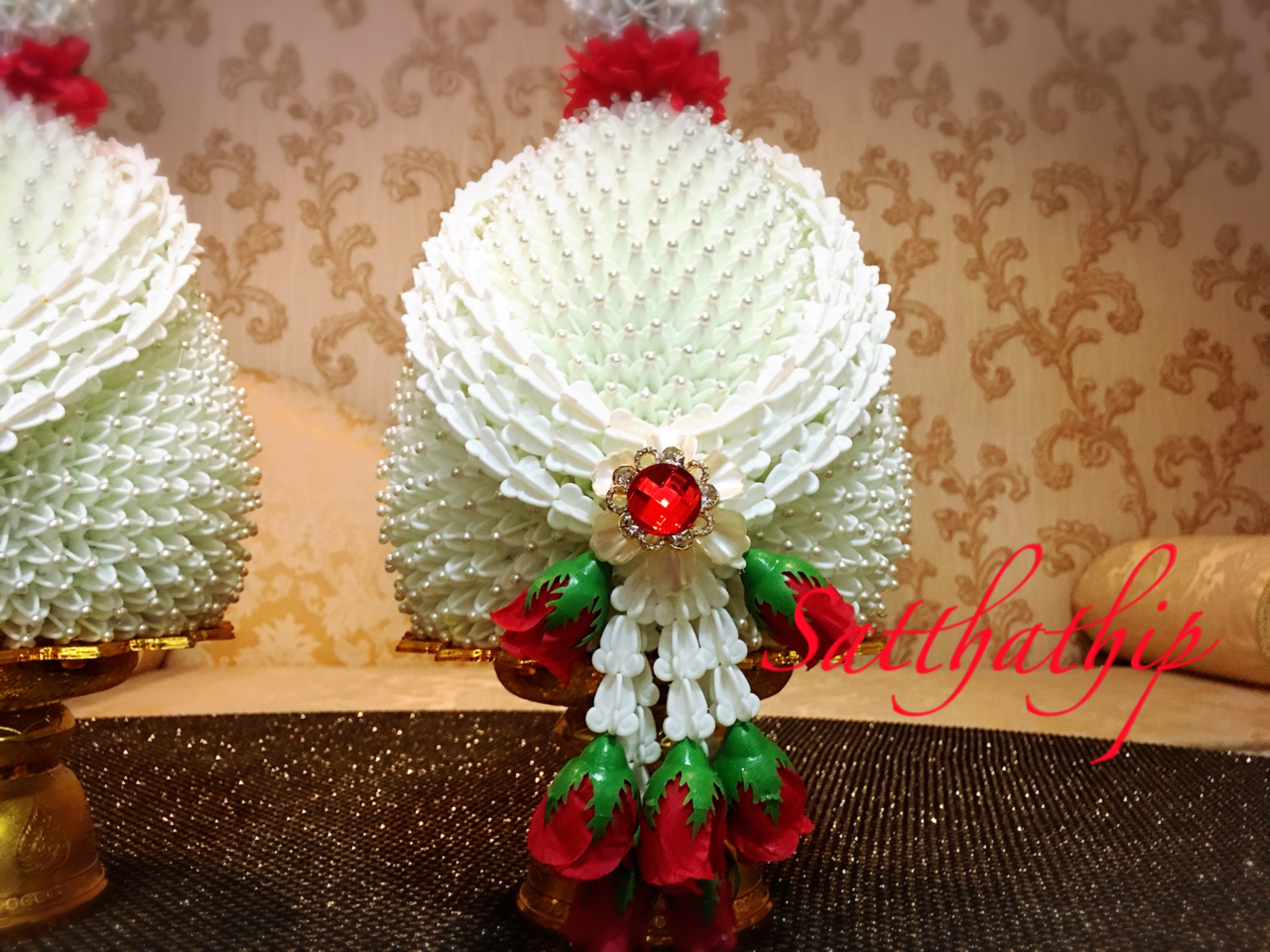 พานพุ่ม - พานพุ่มสักการะ - พานพุ่มดอกรัก - พานพุ่มดอกรักประดิษฐ์ (พลาสติก) - พานพุ่มสีขาว - Panpum