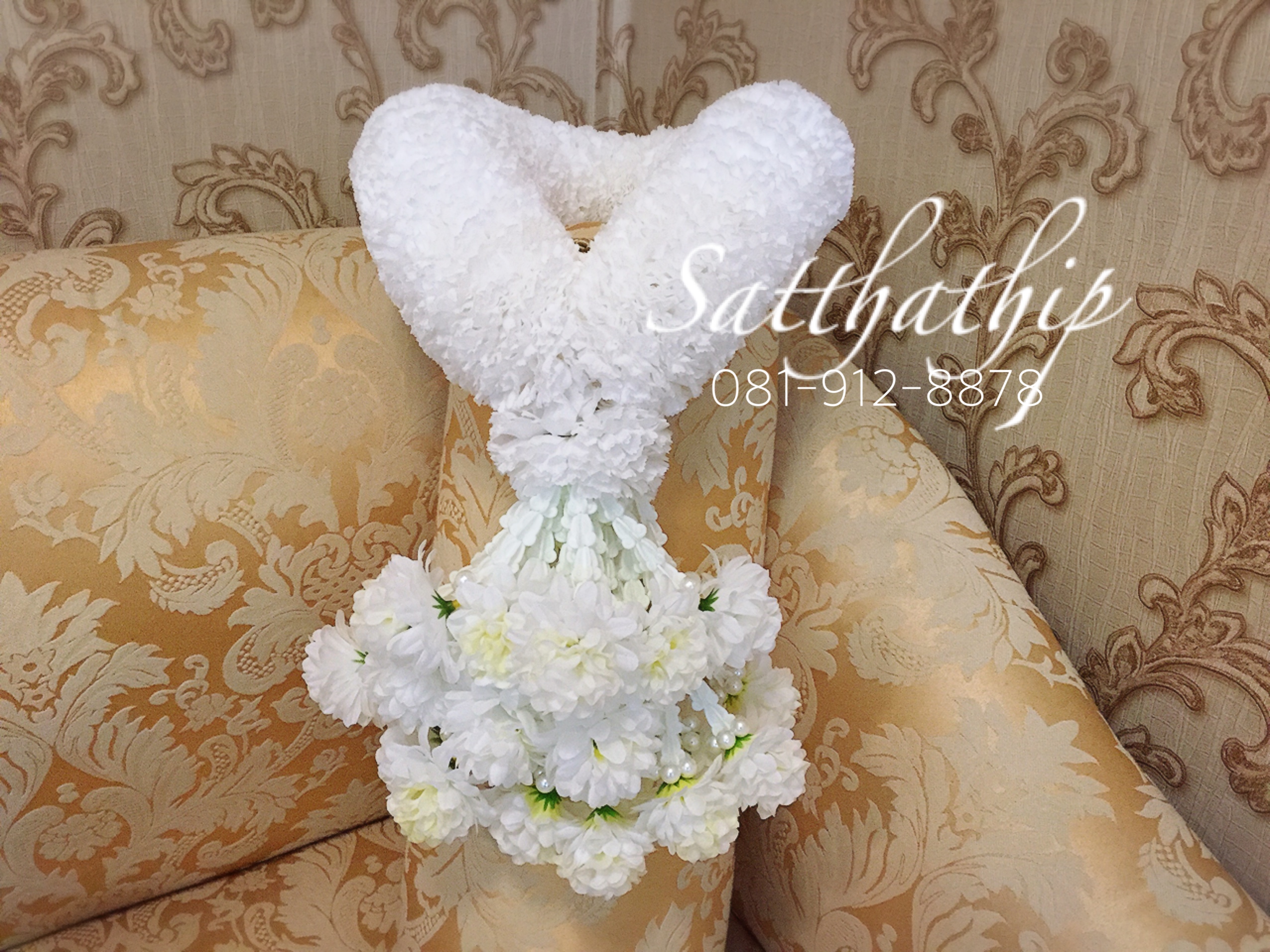 พวงมาลัยผ้า ดอกคาเนชั่น (ร้อยด้วยกลีบ) สีขาว - พวงมาลัยผ้า - Fabric garland