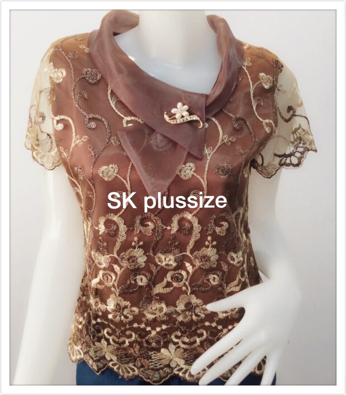 เสื้อลูกไม้บุหงา สีน้ำตาล ปกผ้าแก้ว พร้อมเข็มกลัด รอบอก 36 นิ้ว