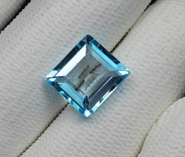 พลอยโทแพซสีฟ้า (Sky Blue Topaz) 7.45 กะรัต VVS