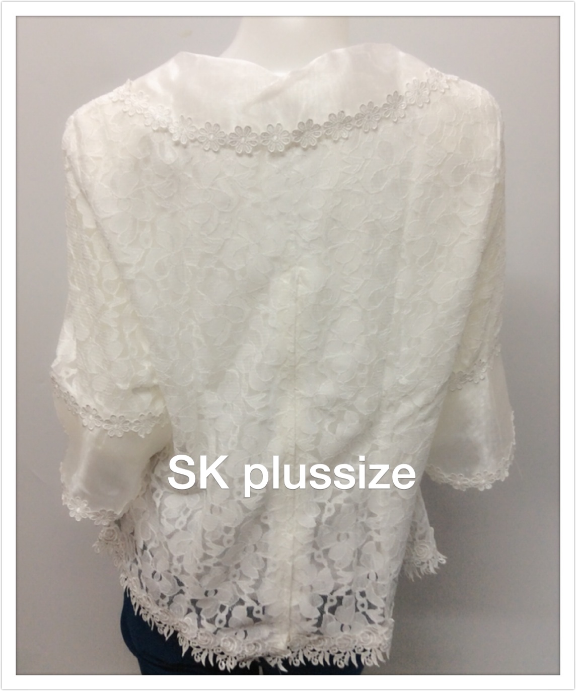 เสื้อลูกไม้ สีขาว ปกผ้าแก้ว รอบอก 36 นิ้ว