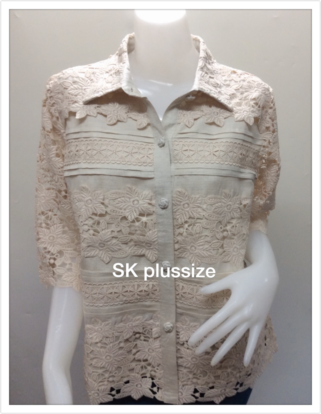 เสื้อเชิ้ตลินินเชคโกแต่งลูกไม้ สีครีม แขนลูกไม้ 3 ส่วน รอบอก 38 นิ้ว