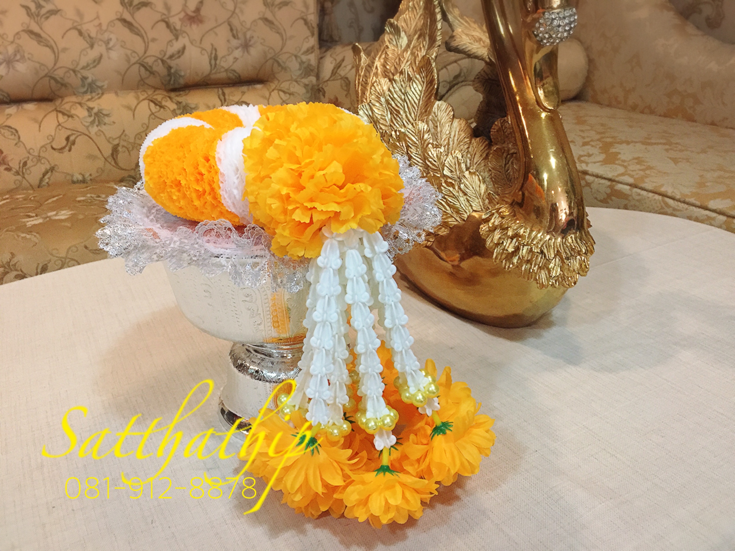 พวงมาลัยผ้า ดอกคาเนชั่น (ร้อยด้วยกลีบ) สีเหลืองส้ม - Fabric garland