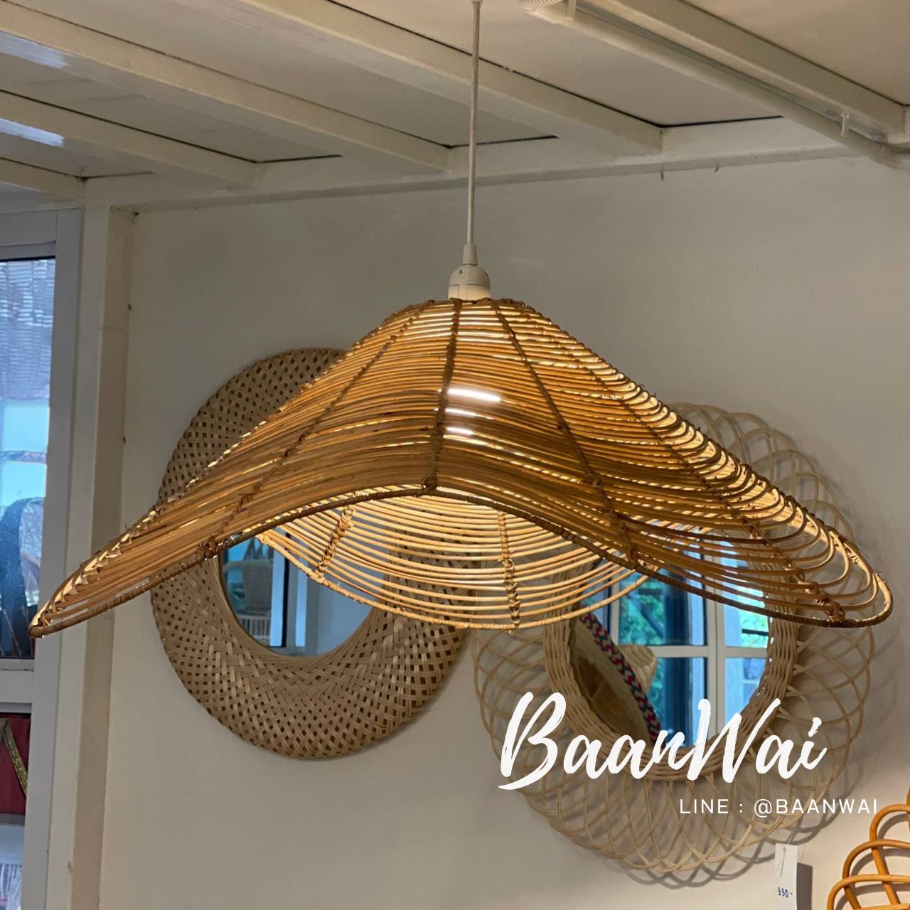 โคมไฟหวาย ทรงสามเหลี่ยม ขนาด 70*70*29 cm