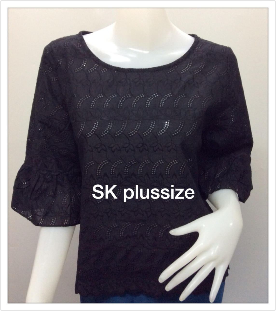 เสื้อคอตตอนฉลุ สีดำ คอปาด แขนต่อระบาย รอบอก 44 นิ้ว