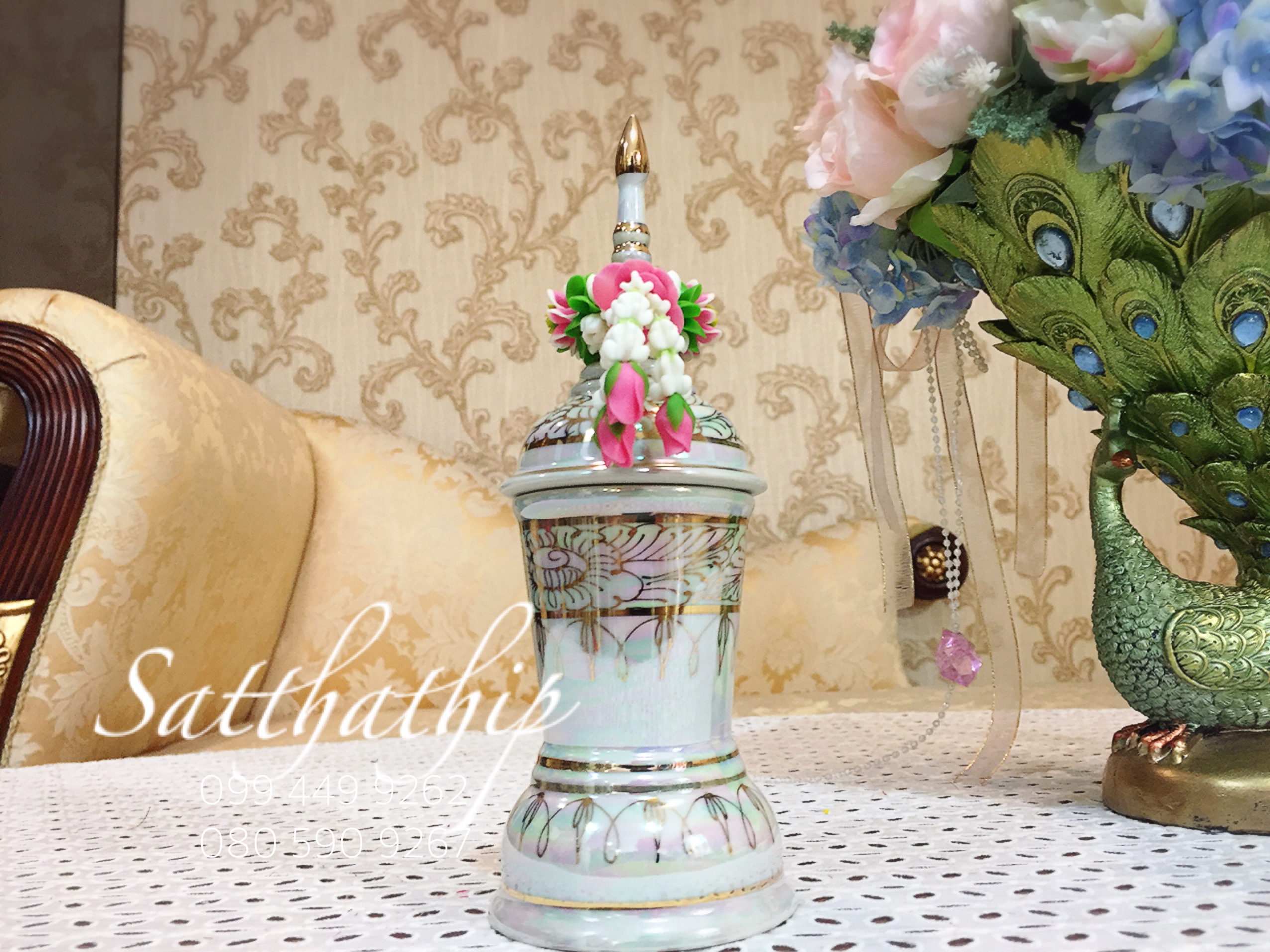 โกศอัฐิเซรามิก เคลือบมุก พร้อมพวงมาลัย ประดิษฐ์จากดิน