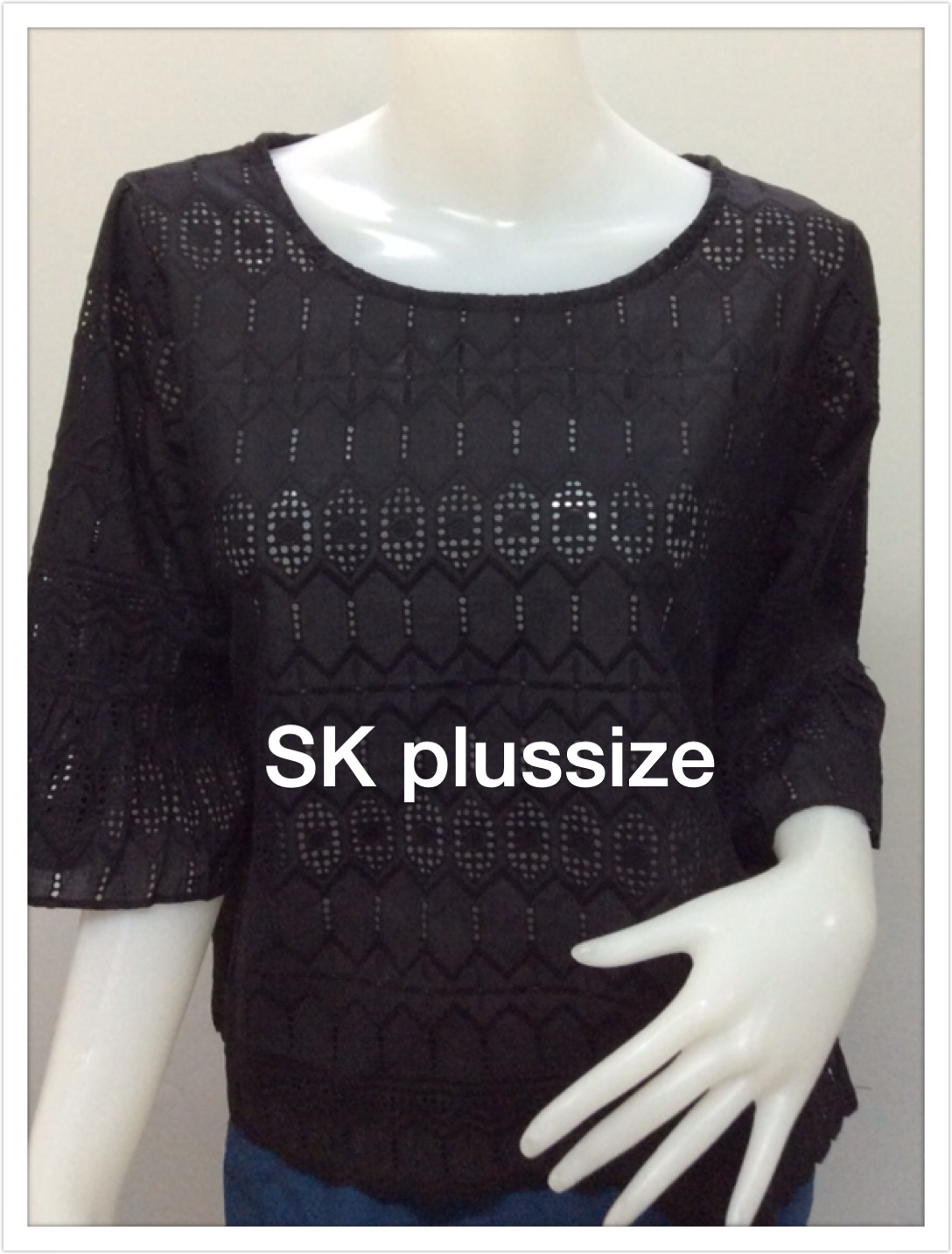เสื้อคอตตอนฉลุ สีดำ คอปาด แขนต่อระบาย รอบอก 44 นิ้ว