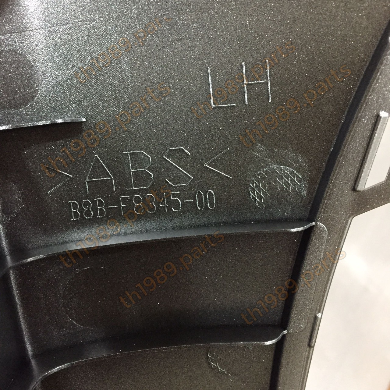 B8B-F8345-00-P0 แฟริ่งข้างซ้ายสีเทา GRAND FILANO HYBRID 2018 ใส่กับรถสีขาว L 1698 อะไหล่แท้ YAMAHA