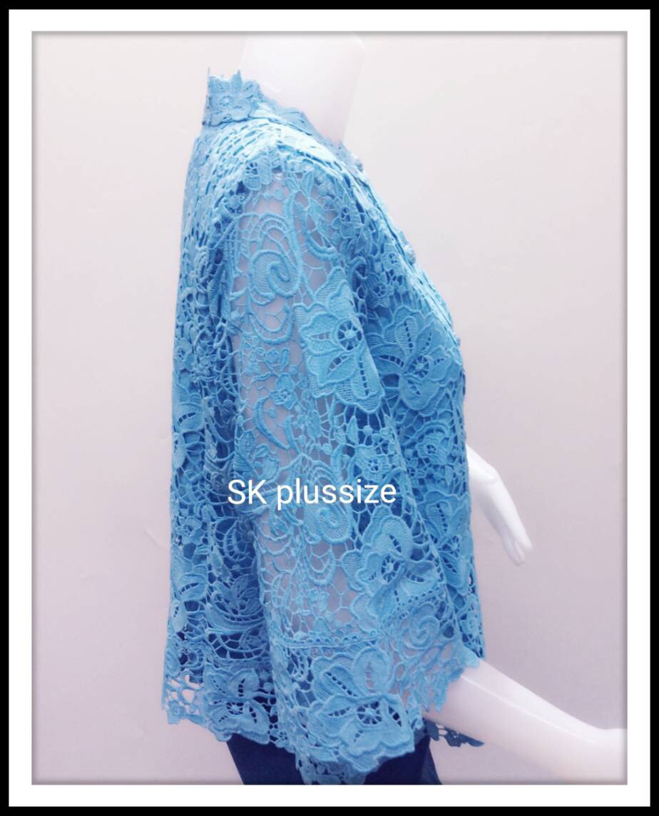 เสื้อลูกไม้คอตั้ง สีฟ้า แขน 3 ส่วน รอบอก 40 นิ้ว