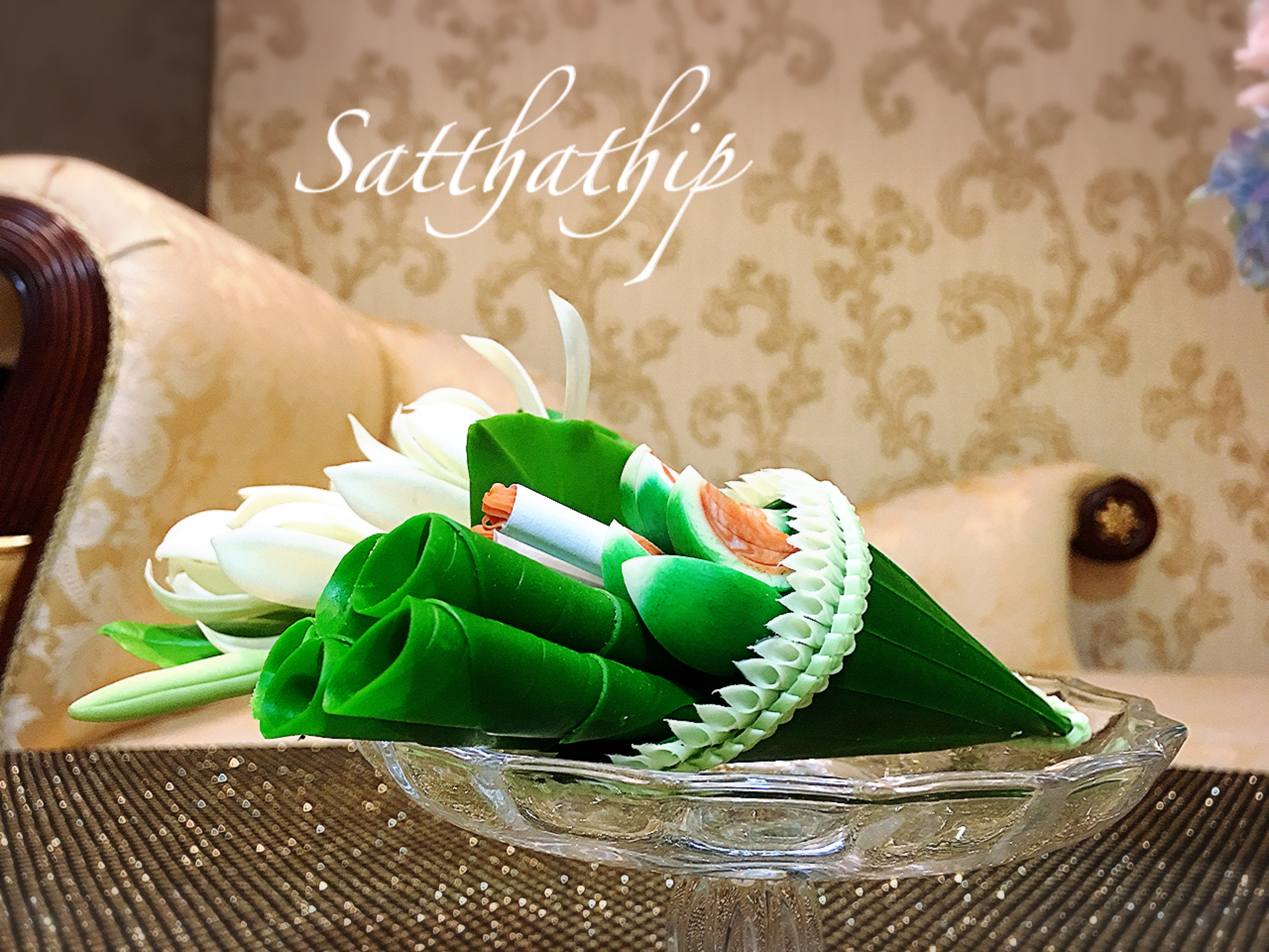 ชุดกรวยเชี่ยนหมากพลู บุหรี่ และดอกไม้ ประดิษฐ์จากดิน บนพานแก้ว - Betel