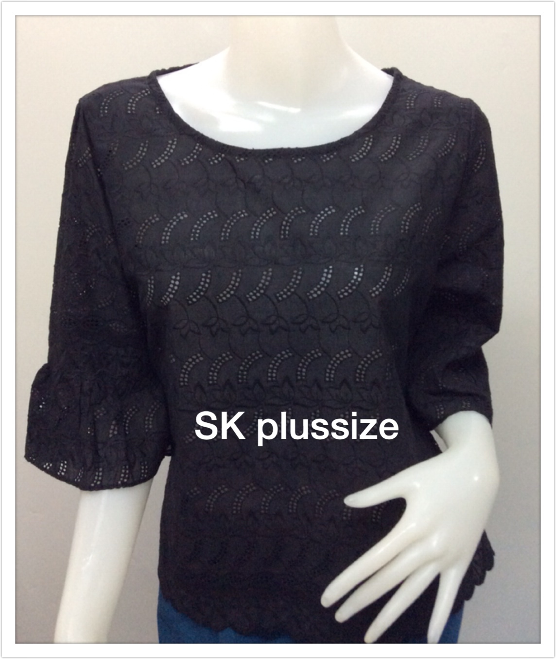 เสื้อคอตตอนฉลุ สีดำ คอปาด แขนต่อระบาย รอบอก 44 นิ้ว