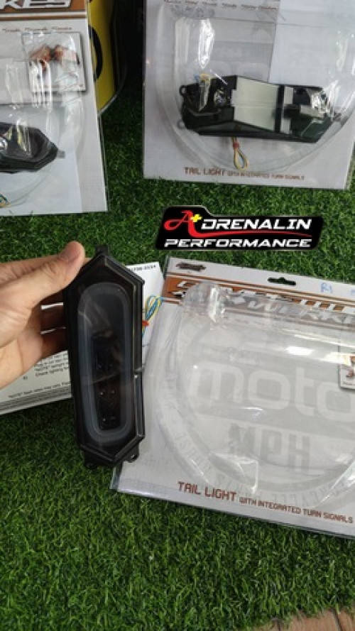 ไฟท้าย พร้อมไฟเลี้ยวในตัว Competition werkes สำหรับ R1 2015+