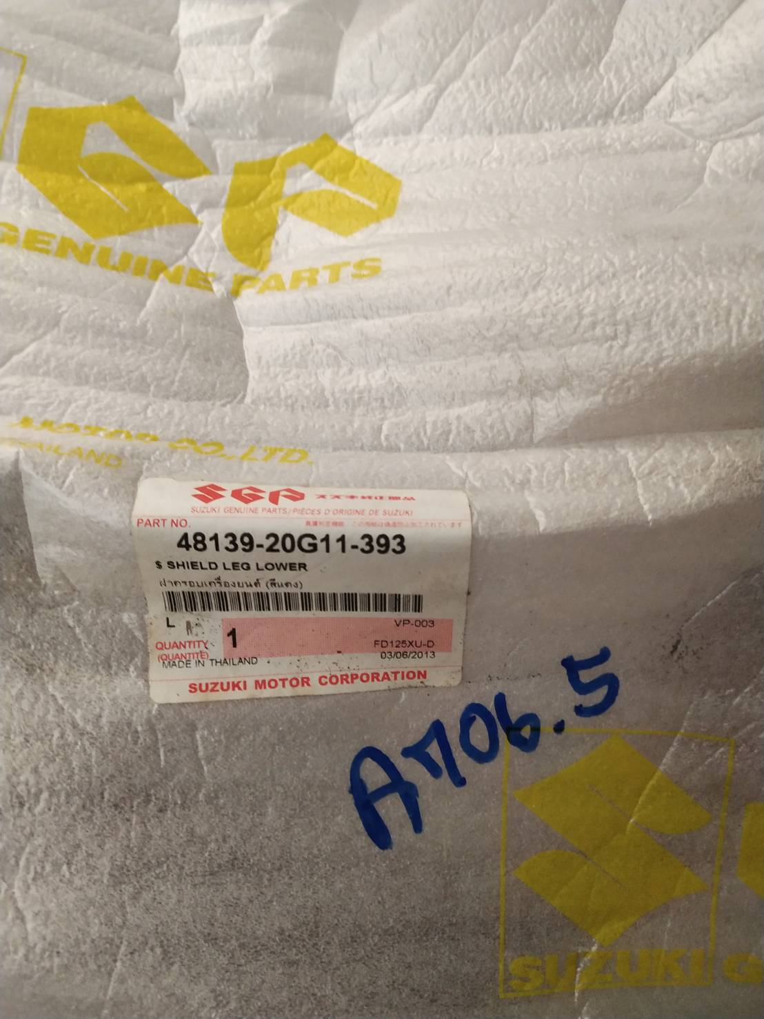 ฝาครอบเครื่องยนต์ (สีแดง) สำหรับรุ่น FD125XU-D อะไหล่แท้ SUZUKI 48139-20G11-393